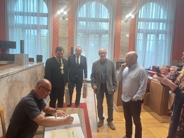 Odvážny plán, dostať snímku Joe The First do BBC