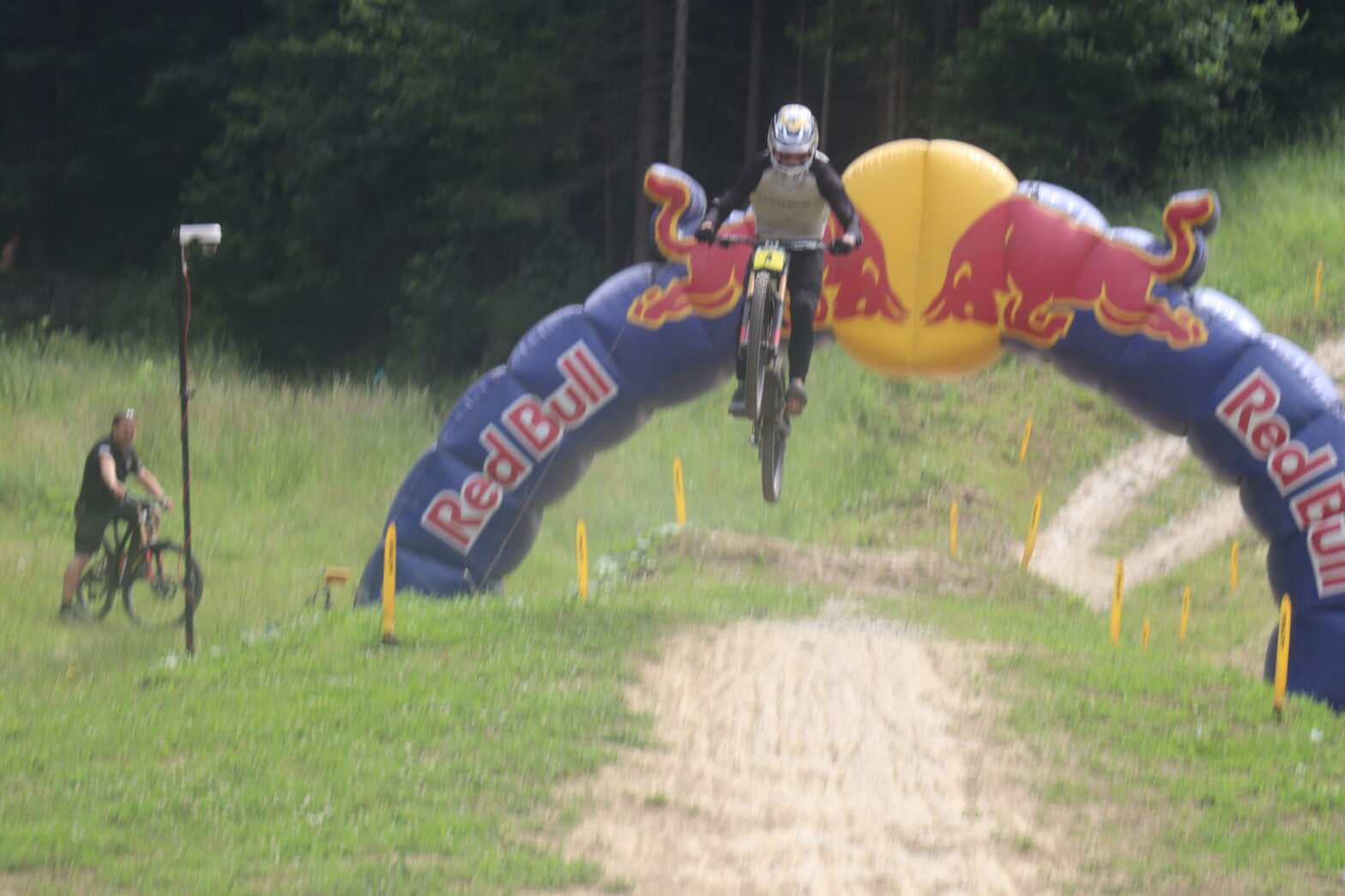 O republikové kovy v zjazde na horských bicykloch