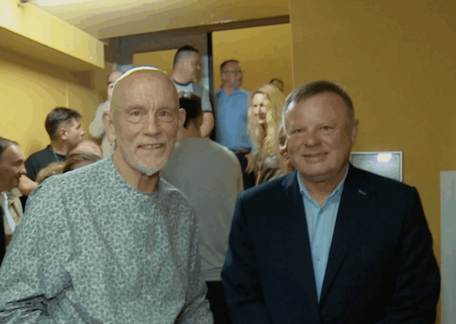 VIDEO: Do Divadla Hybernia zavítal John Malkovich