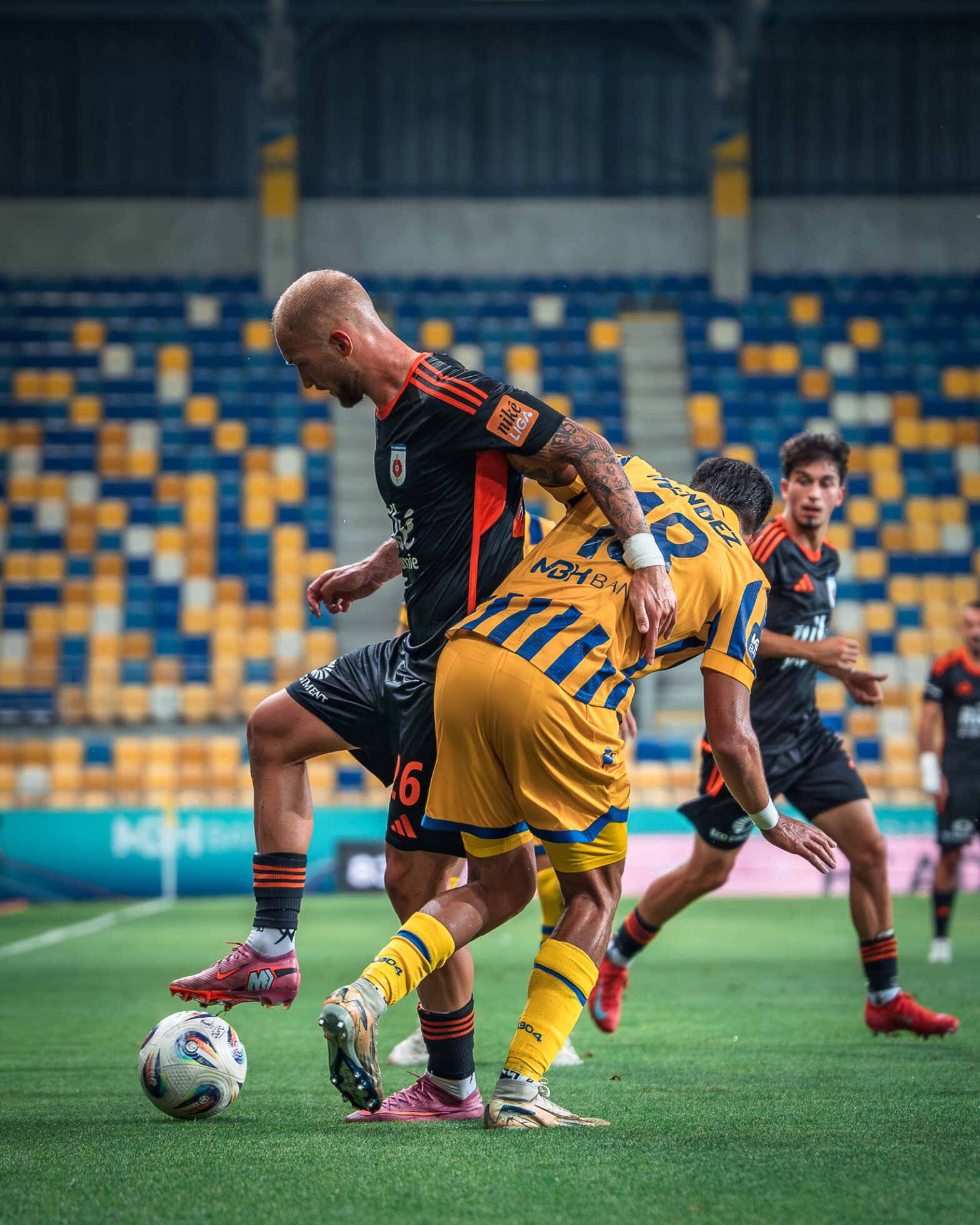 Vylúčenie a góly po naivných chybách