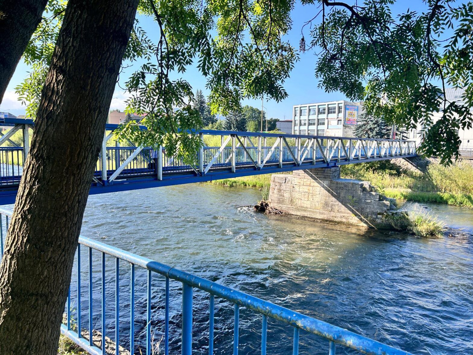 Začínajú s opravy lávok cez Váh