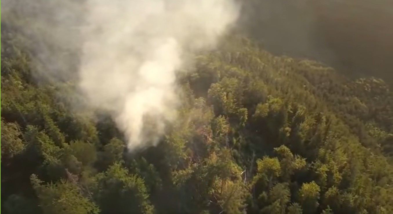 Na Choči horí les, hasiť ho pomáha aj vrtuľník