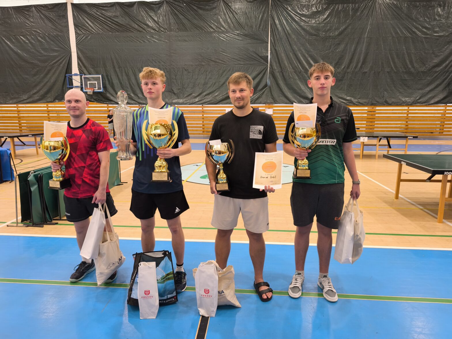 J. Holubčík s víťaznou trofejou zo 71 - ročného turnaja