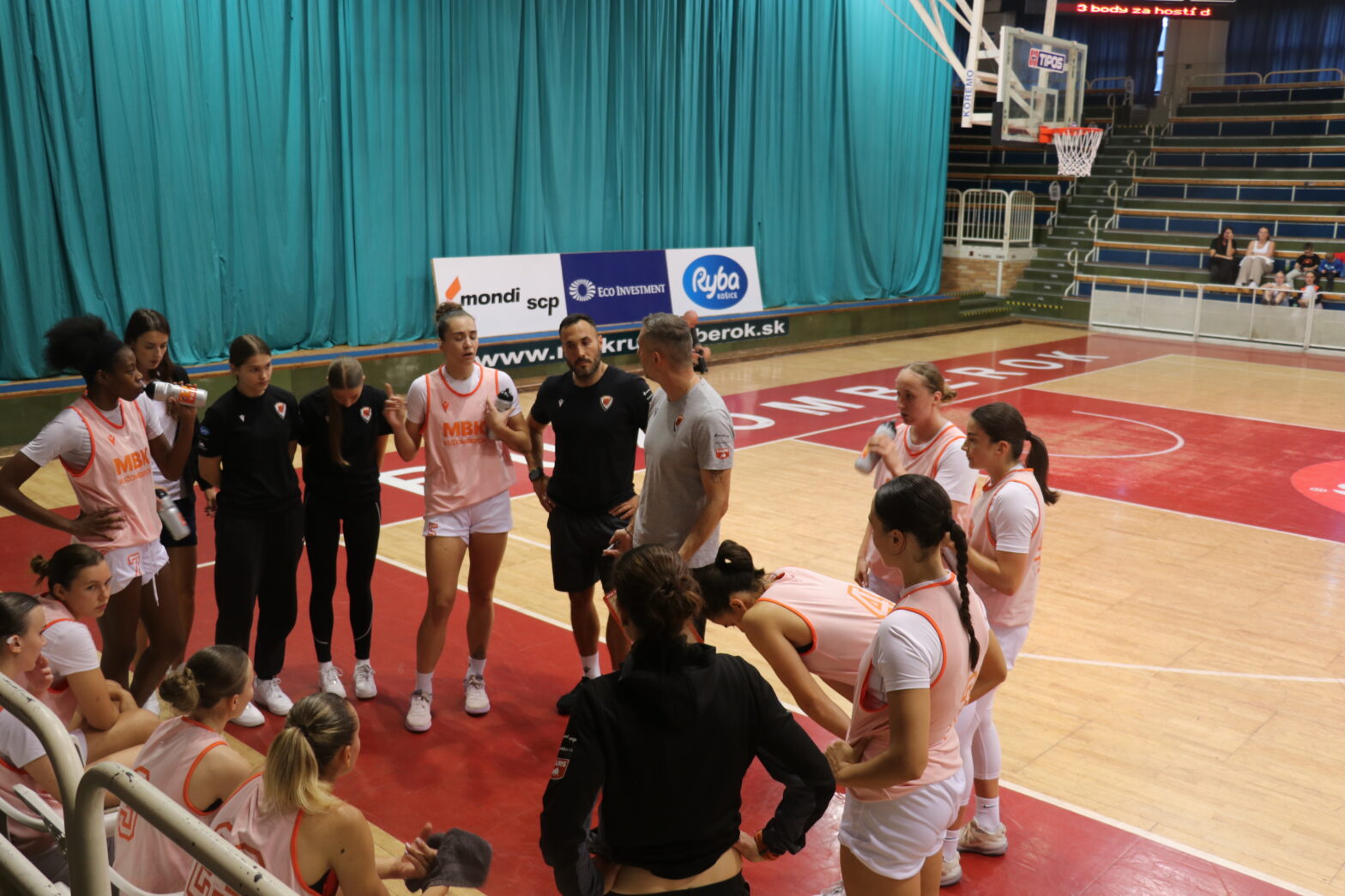 CEWL pod ženskými košmi s deviatimi účastníkmi