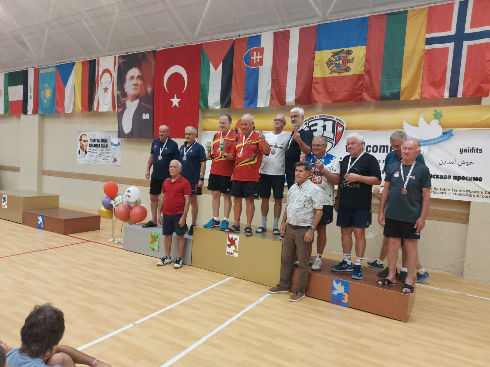 Strieborný kov na krku v krajine polmesiaca