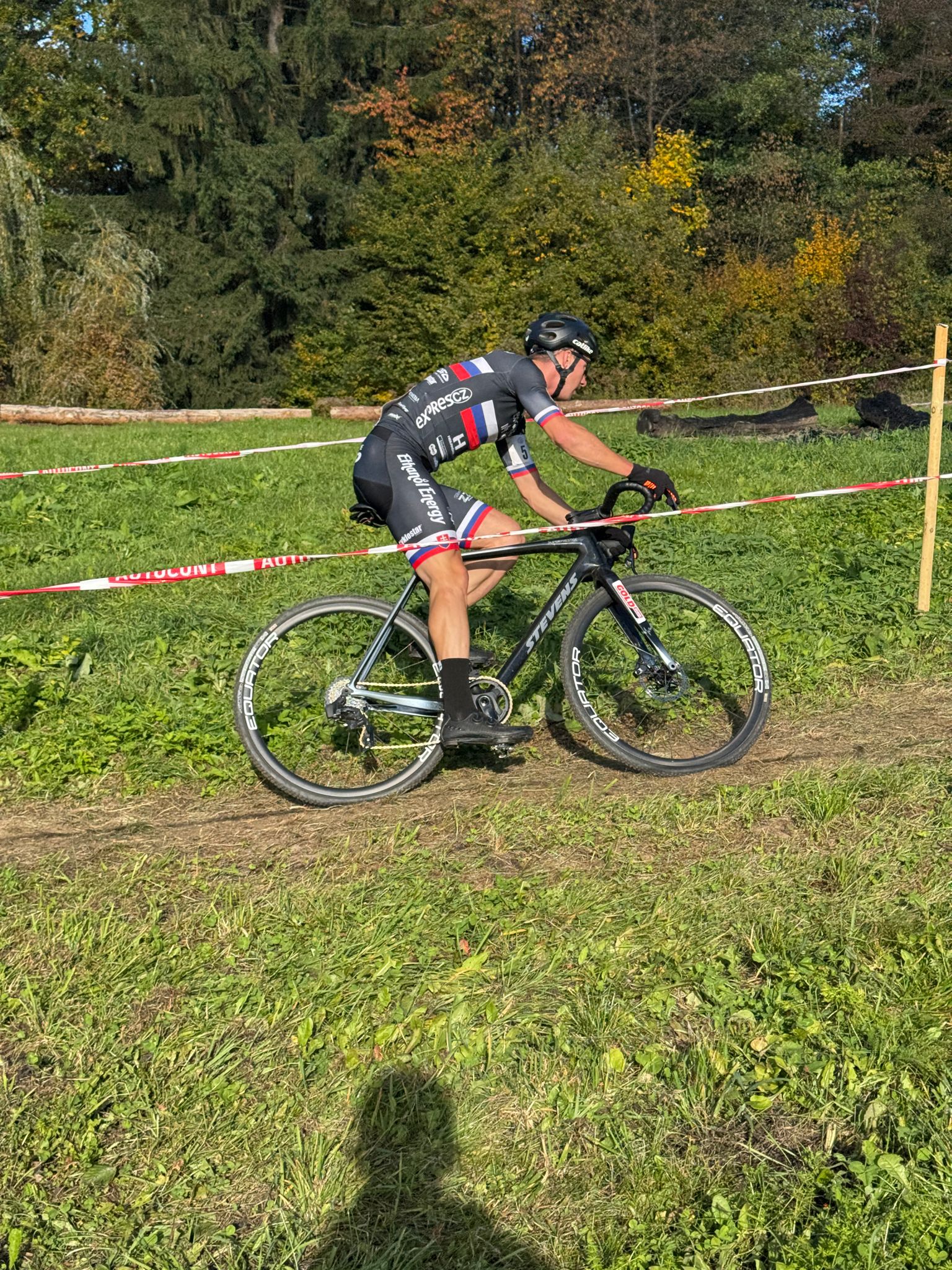 V pohárovke na pódiu M. Ulík a M. Jánošík