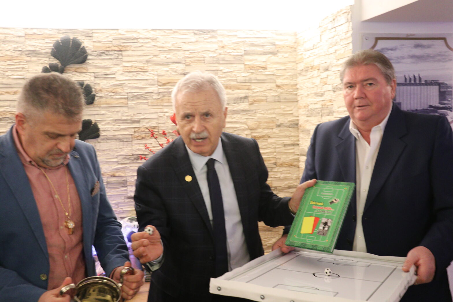 S. Bomba napísal knihu, aby vrátil koženej, čomu dala