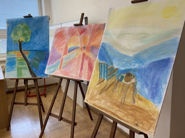 Stlačili sme kľučku na ateliéri, kde umenie lieči - I. časť