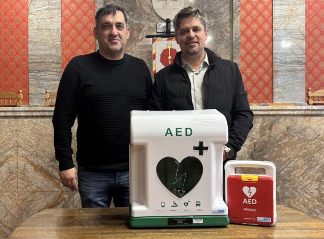 Mesto Ružomberok získalo nový automatický externý defibrilátor pre verejnosť