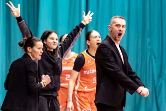 Jeden diel najvyššej súťaže žien pod košmi je za nami