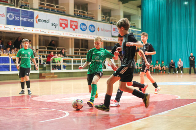 V nedeľu v Koniarni nepadali koše, ale palubovku ovládla futbalová omladina