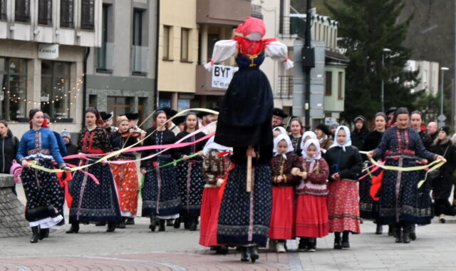 Murienu vyniesli k Revúcej, jar symbolicky privítali v Ružomberku