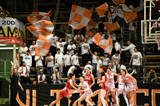 Ruža sa v semifinále ujala vedenia