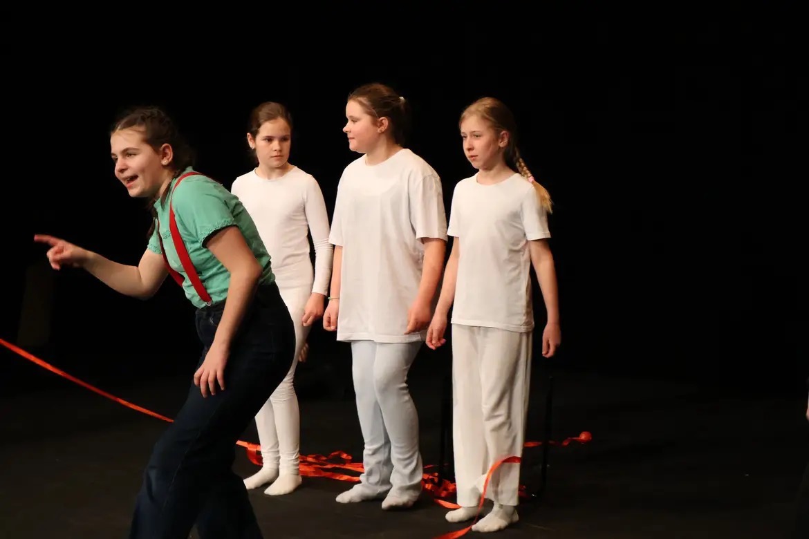 Mladí divadelníci bodovali: Inscenácia „Lucia“ postupuje do krajského kola Zlatá priadka