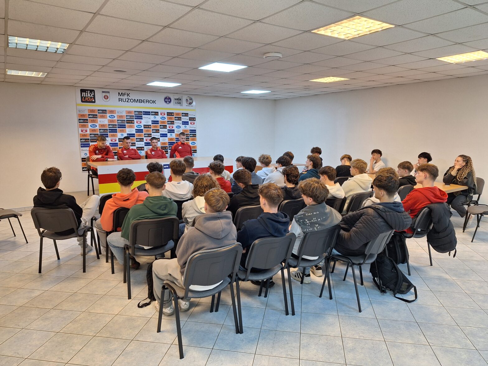 Niké liga pomáha a beseda pod Čebraťom
