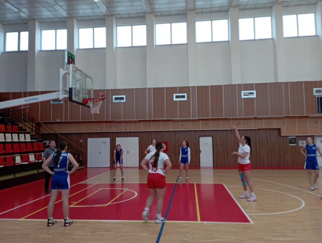 Kraj študentiek pod košmi