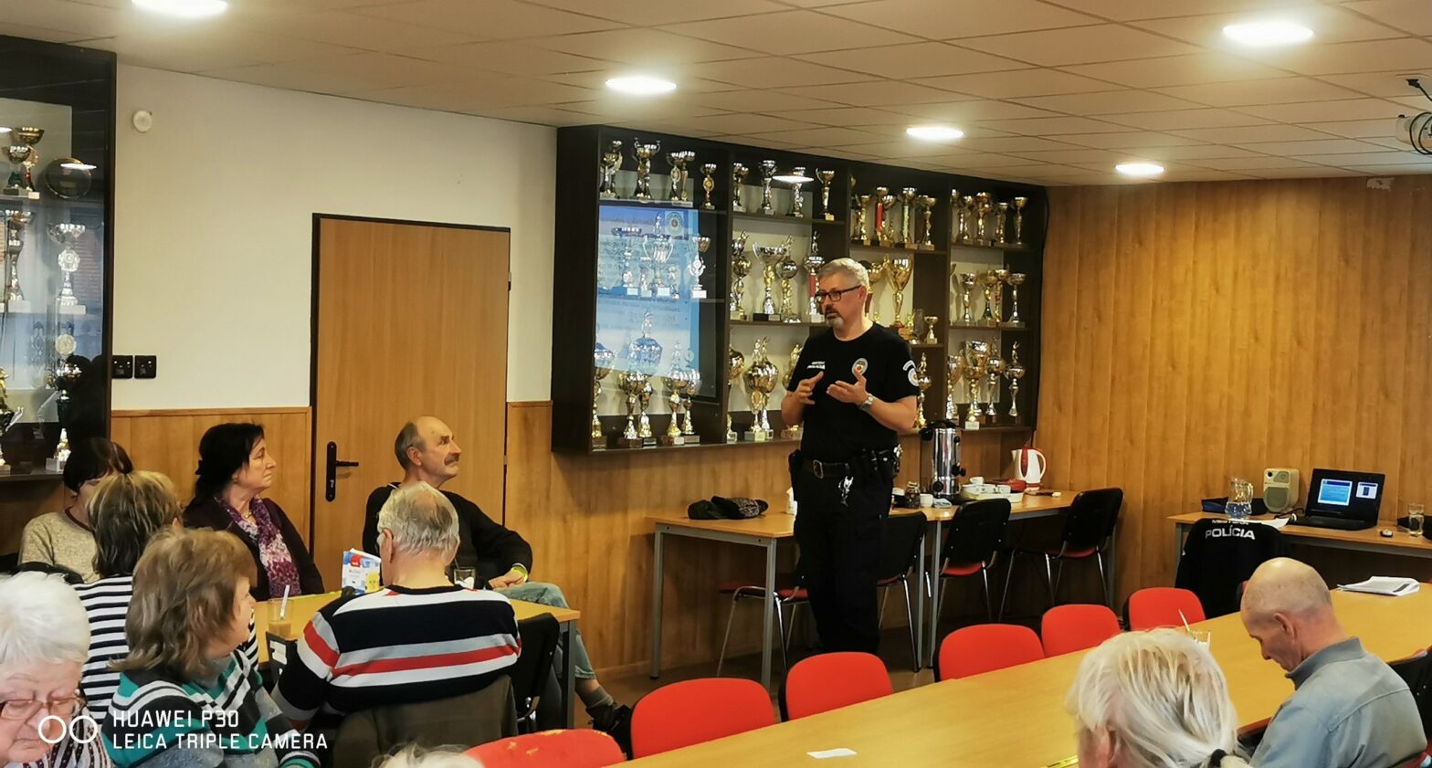 Mestská polícia učí seniorov, ako sa brániť podvodníkom