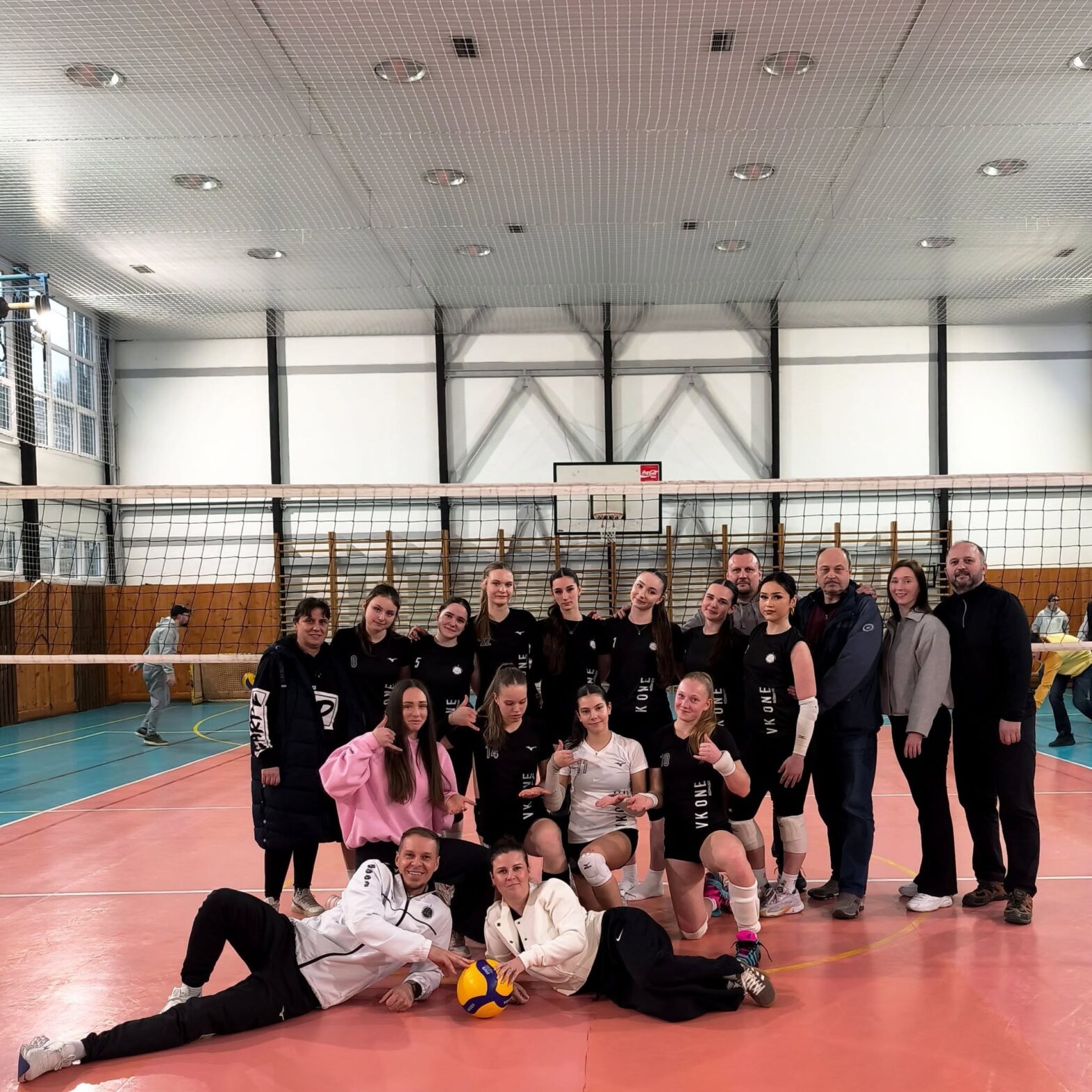 Pod vysokou sieťou sa blysli kadetky