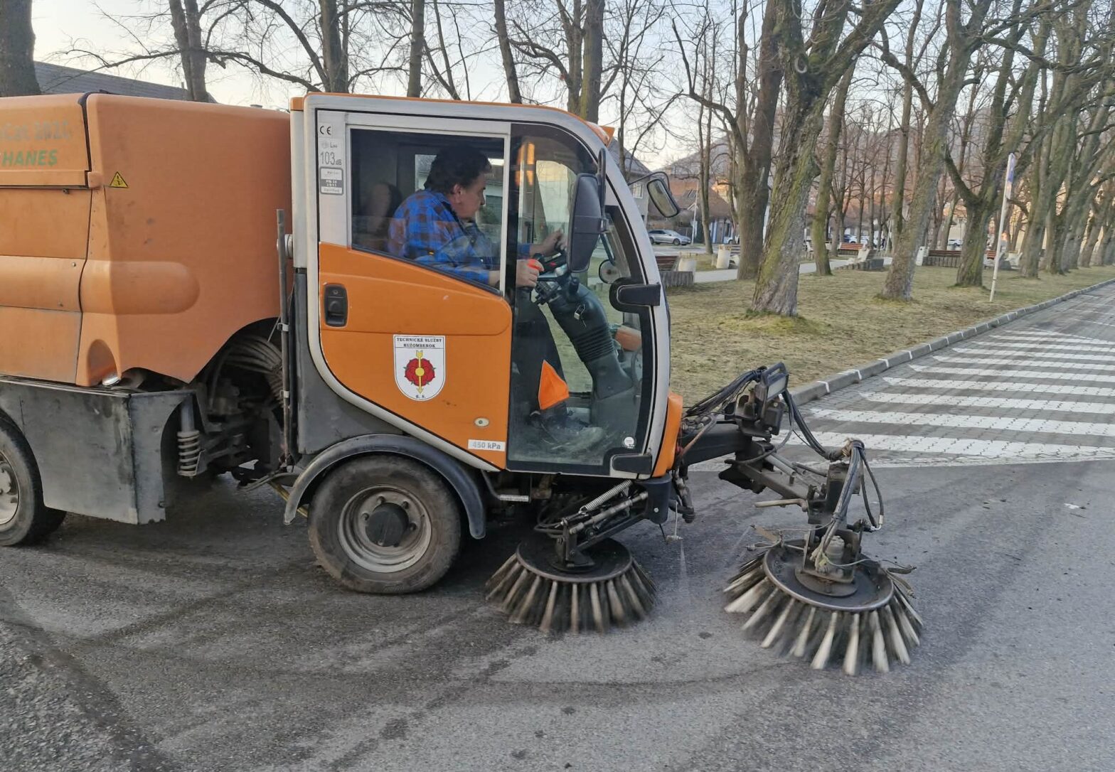 V Ružomberku sa začalo veľké jarné upratovanie ulíc