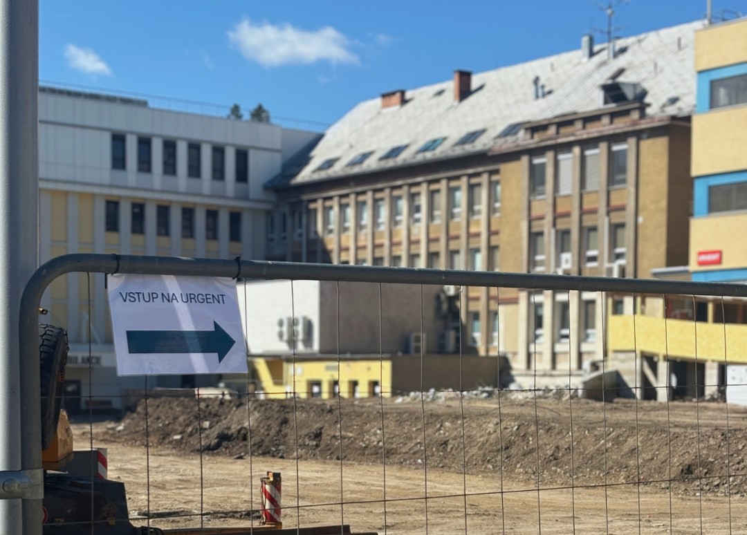 Rozsiahle stavebné práce v areáli nemocnice prinášajú dočasné obmedzenia