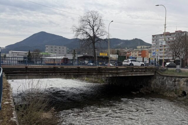 Začína rekonštrukcia mosta ponad Revúcu, prinesie uzávierku cesty aj semafory