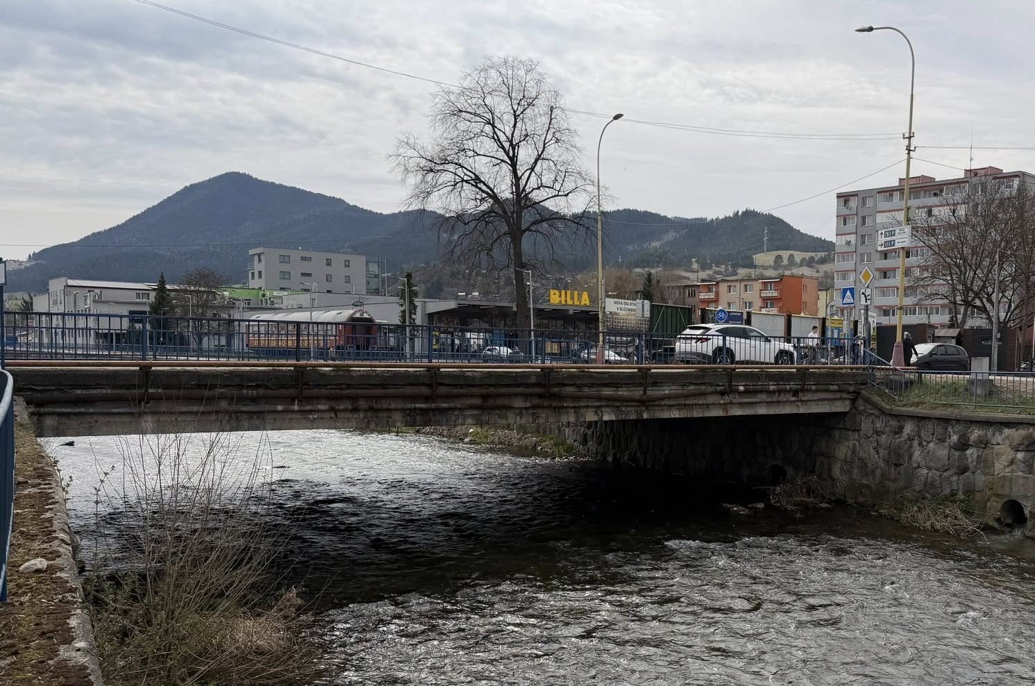 Začína rekonštrukcia mosta ponad Revúcu, prinesie uzávierku cesty aj semafory