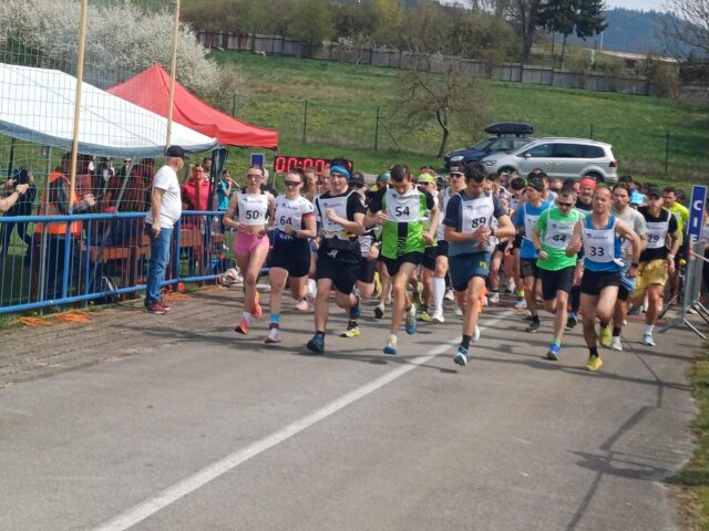 Vyše tri stovky bežcov pod hradom Likava