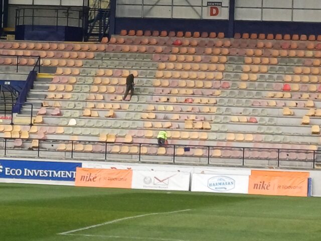 V béčku miznú bradaté sedadlá