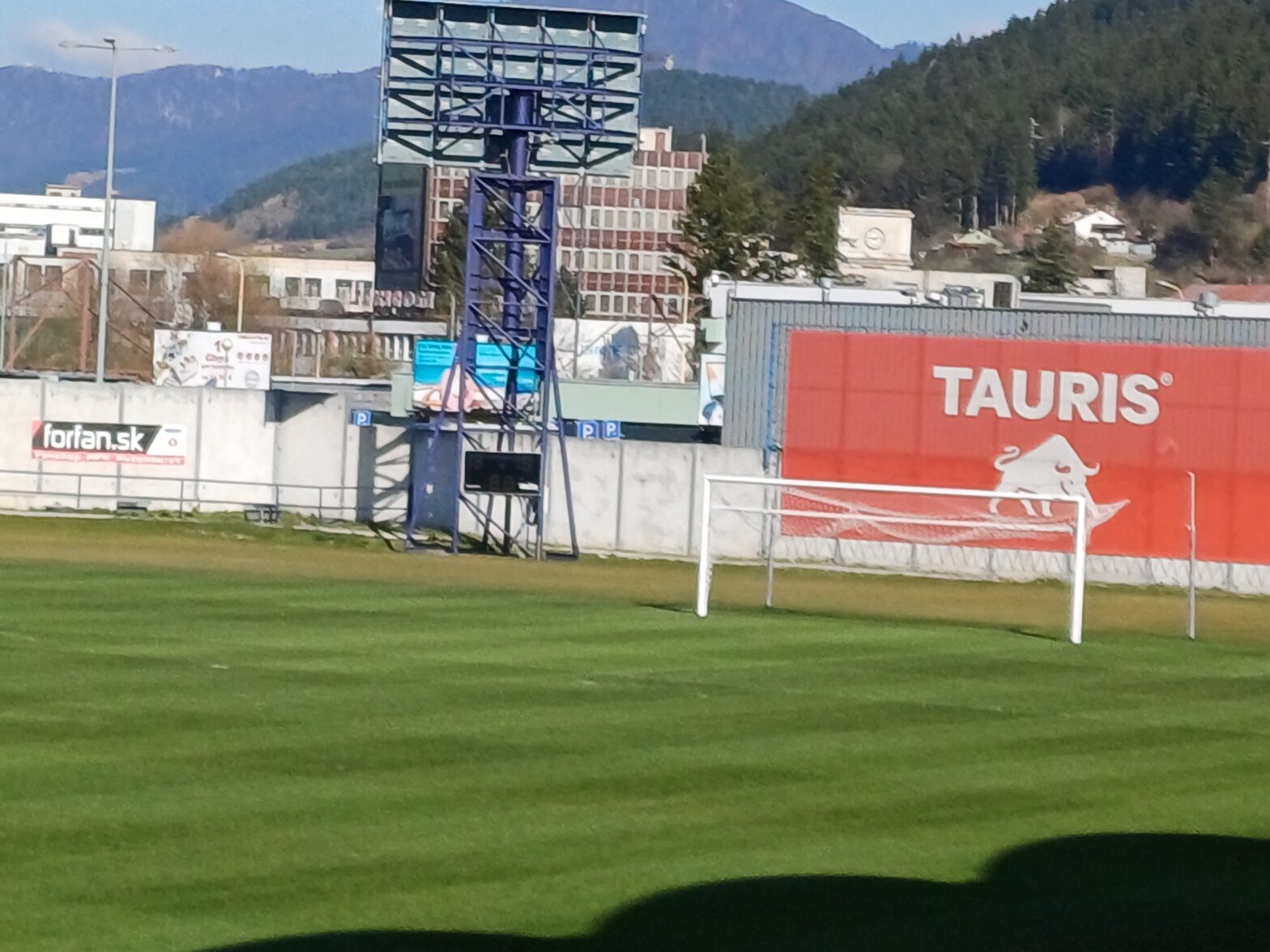 Pod Čebraťom cez zápasovú výluku liečili trávnik