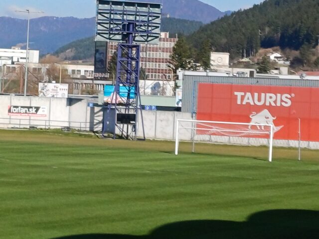 Pod Čebraťom cez zápasovú výluku liečili trávnik