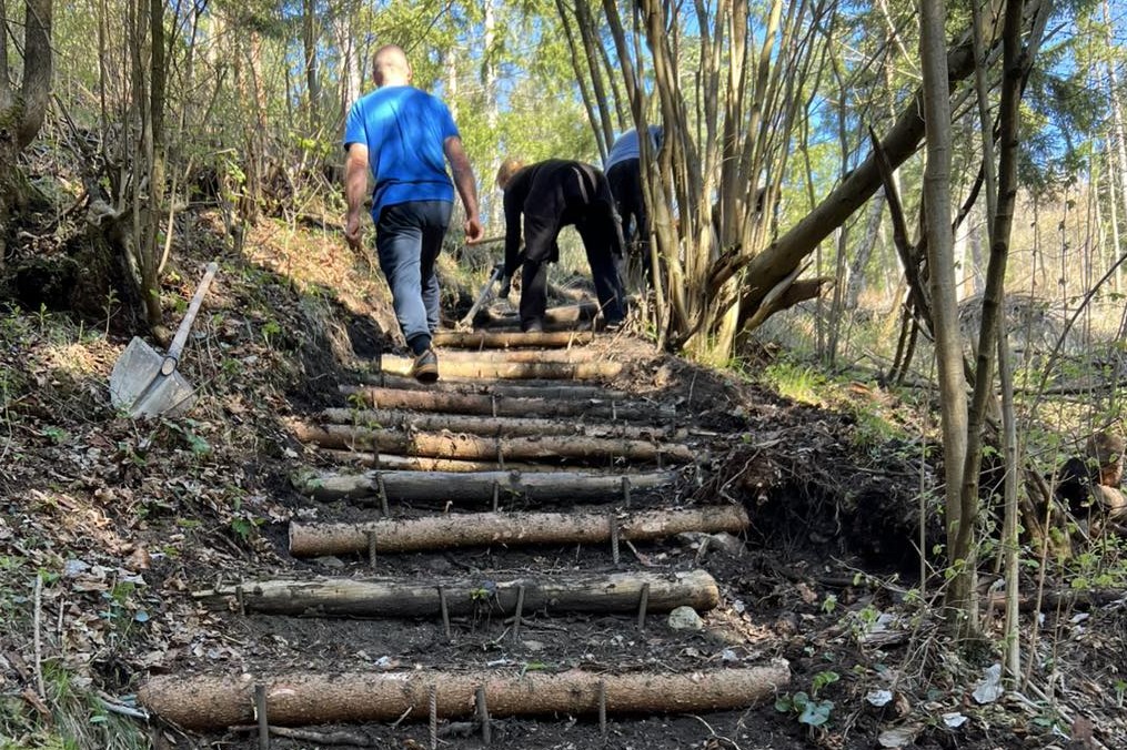 Slnečná sobota patrila dobrovoľníkom a bezpečným chodníkom