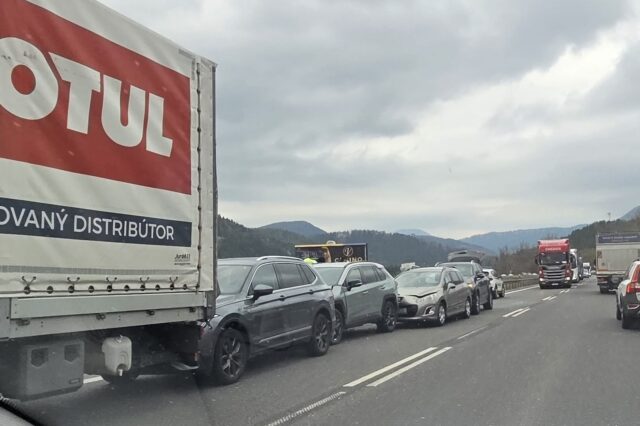 Vodiči pozor! Pred sviatkami sa doprava opäť komplikuje, situáciu pri Ružomberku zhoršila nehoda