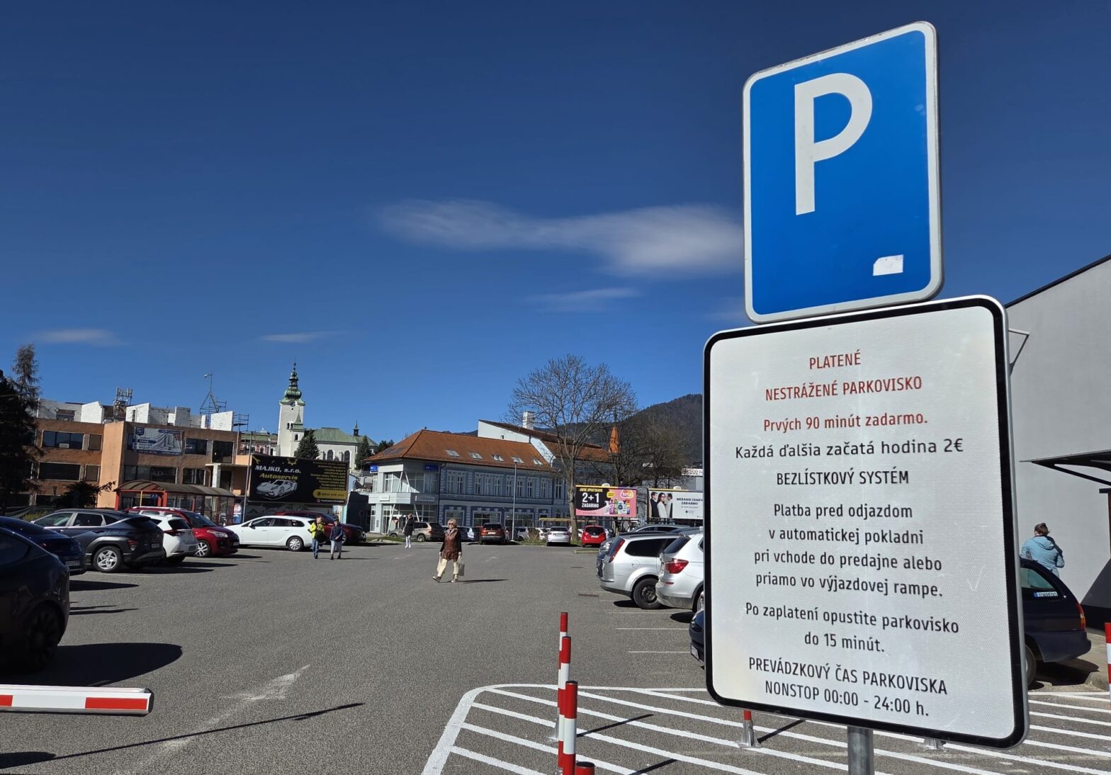 Bezplatné parkovanie pred Billou skončilo, parkovisko uzavreli rampy