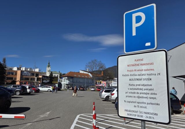 Bezplatné parkovanie pred Billou skončilo, parkovisko uzavreli rampy