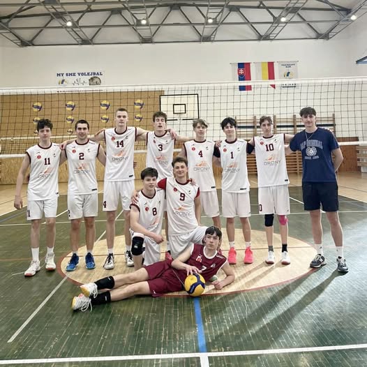 Pod vysokou sieťou ešte vrchol sezóny čaká starších žiakov a staršie žiačky VK One