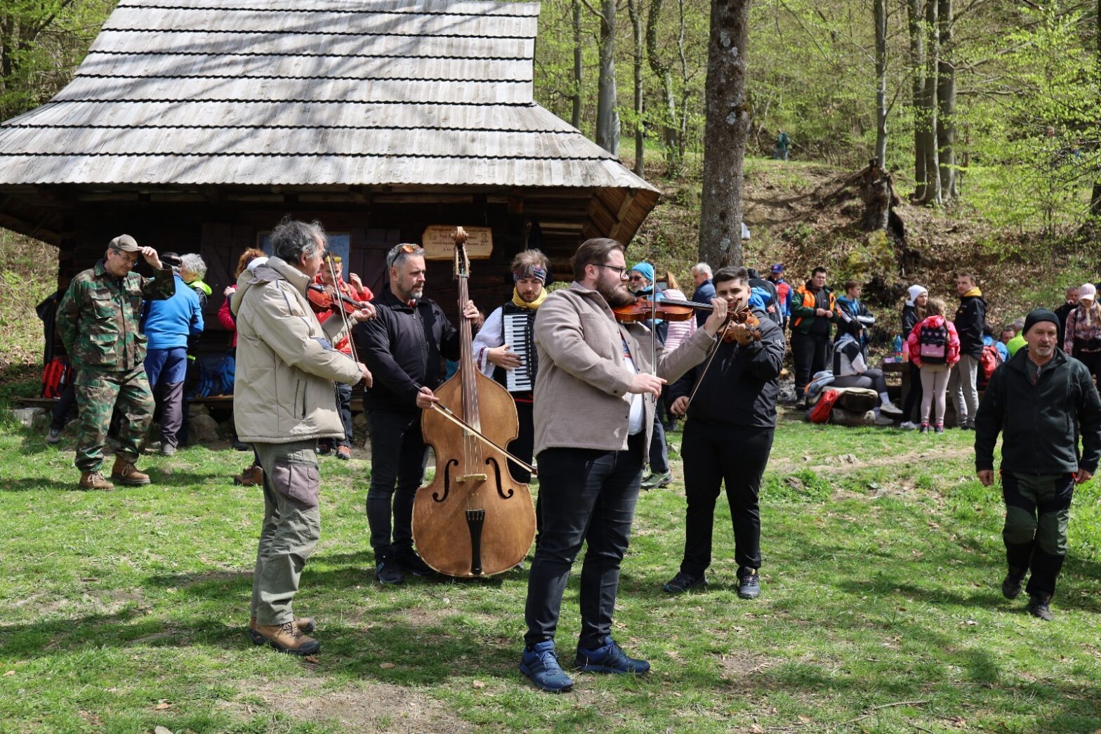 Šíp v obliehaní turistov. Siedmy ročník výstupu ovládol skvelý guláš a ľudová hudba
