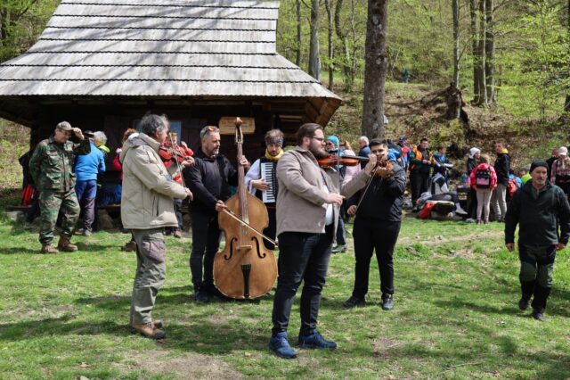 Šíp v obliehaní turistov. Siedmy ročník výstupu ovládol skvelý guláš a ľudová hudba