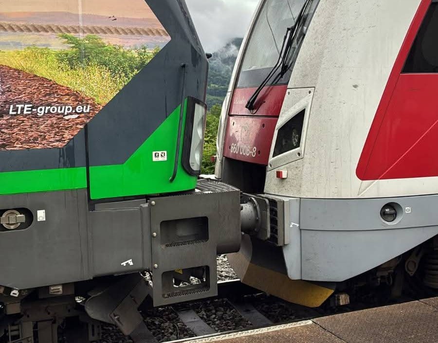 Železničná doprava v úseku Turany – Kraľovany je zastavená po zrážke vlakov