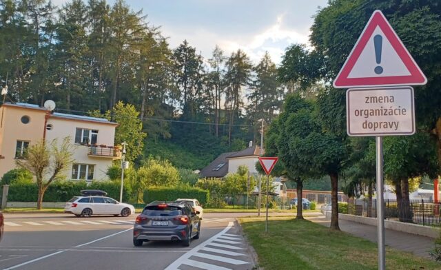 POZOR! Zmena dopravy na križovatke už platí. Z hlavnej cesty je vedľajšia