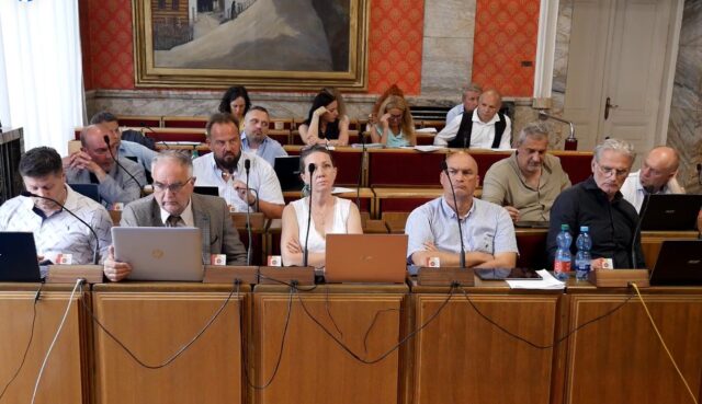 V októbrových voľbách budeme voliť menej poslancov