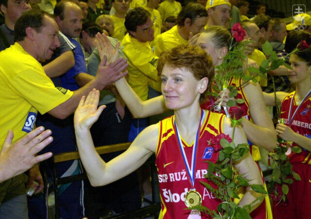 Dvojnásobná najlepšia basketbalistka Československa a Slovenska I. Bieliková včera oslávila šesťdesiate narodeniny