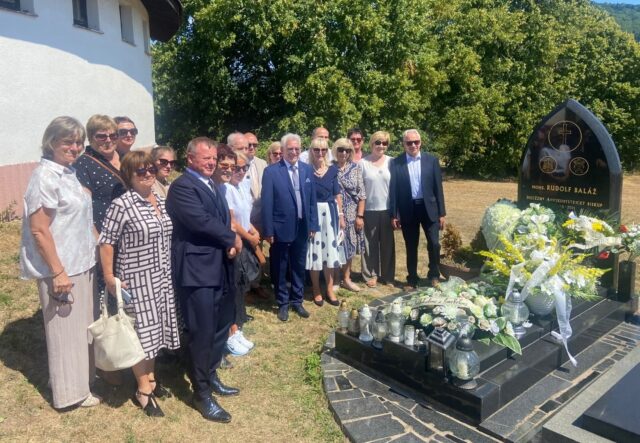 Veriaci z Ružomberka a Heľpy si pripomenuli biskupa Baláža, cestu zorganizoval Milan Fiľo