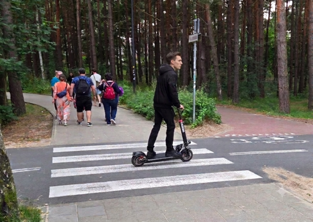 Chodník nie je pretekárska dráha, pozor na elektrokolobežky