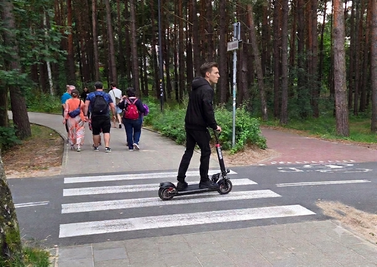 Chodník nie je pretekárska dráha, pozor na elektrokolobežky