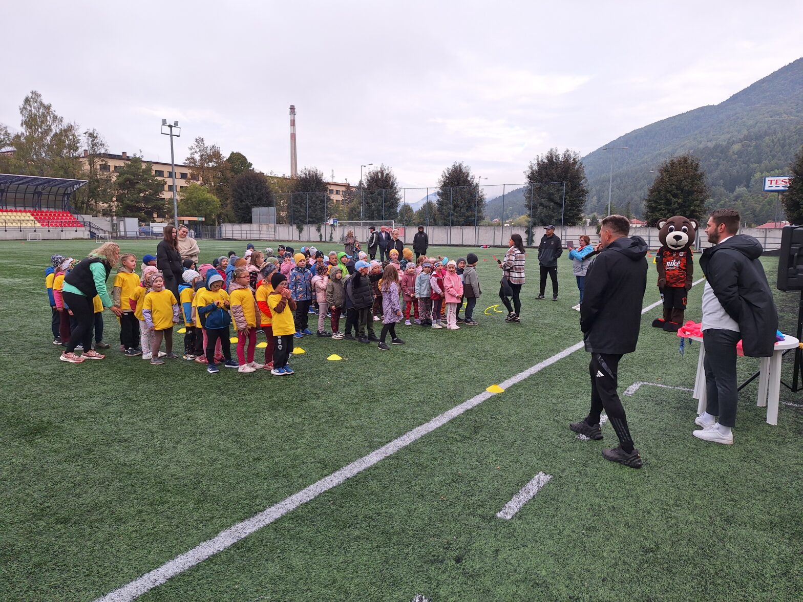 Predškoláci futbalovo šantili na umelej tráve