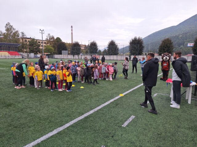 Predškoláci futbalovo šantili na umelej tráve