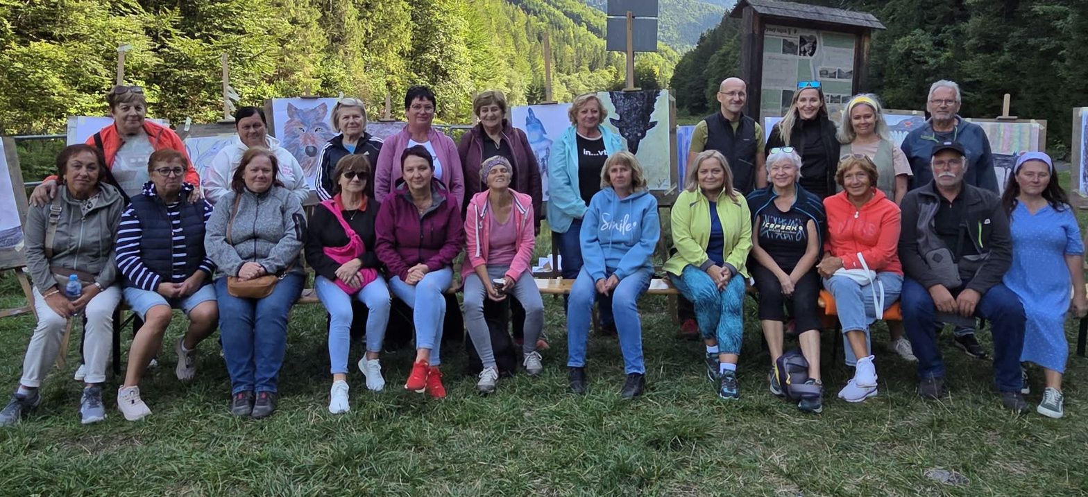Seniori si posvietili na vlka v Ľubochnianskej doline