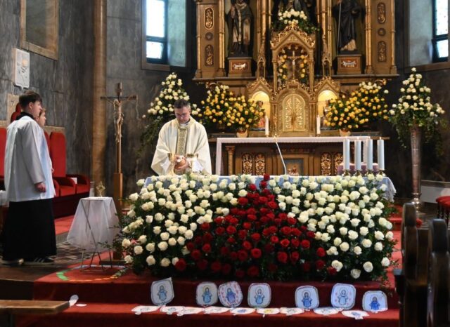 Kostol sv. Ondreja rozkvitol tromi tisíckami ruží a uctil si sv. Terezku