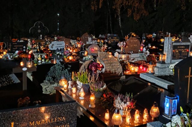 Cintoríny budú otvorené nepretržite, mesto posilní dopravu aj bezpečnosť